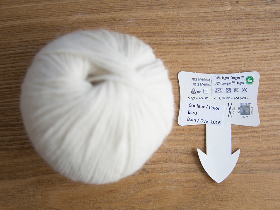 Photographie d'une pelote de laine blanche en angora et merinos