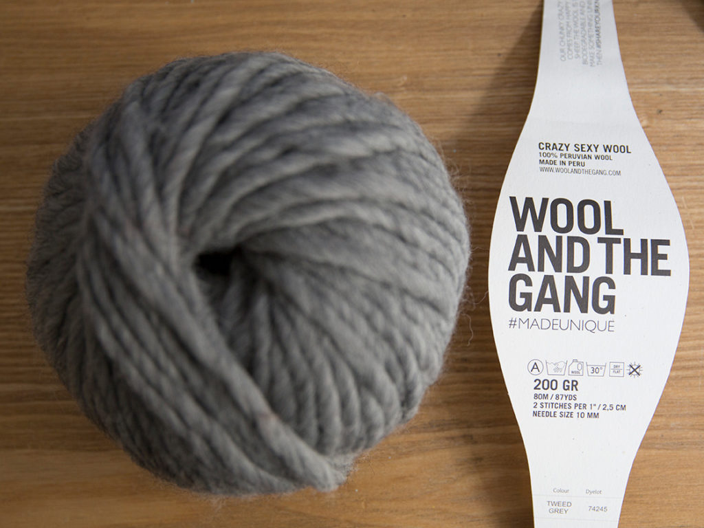 Photographie d'une pelote de laine grise de la marque wool and the gang