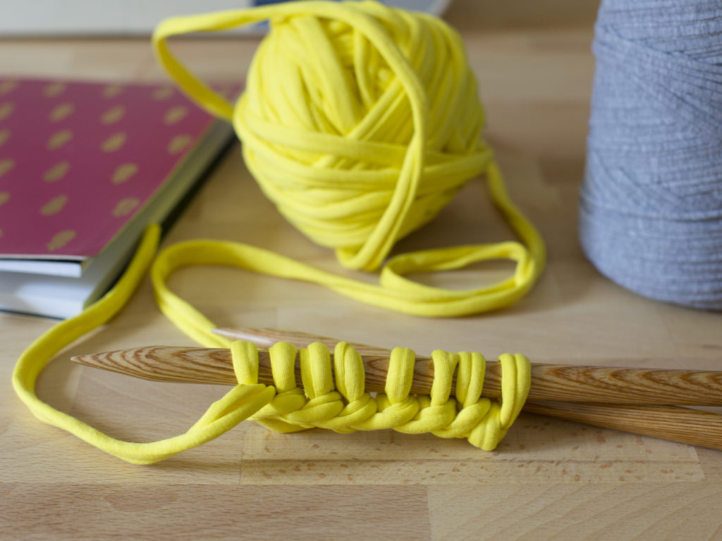 Montage de maille sur une aiguille à tricoter avec un fil de jersey jaune