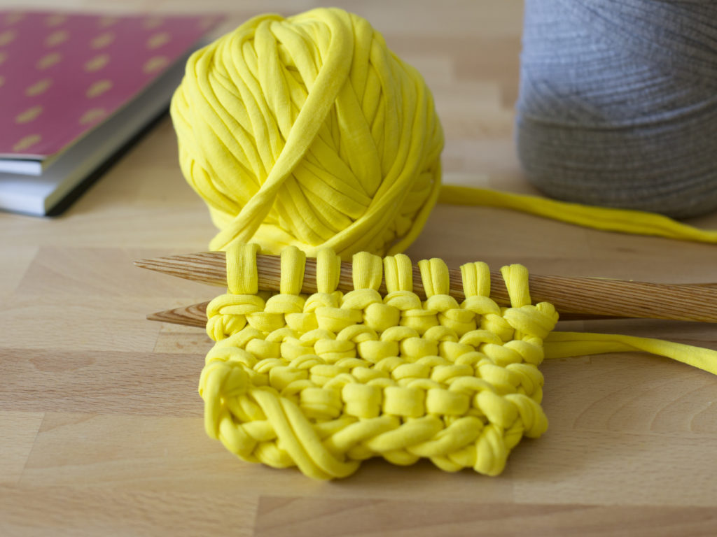 Tricot de tawashi en cours sur des aiguilles à tricoter